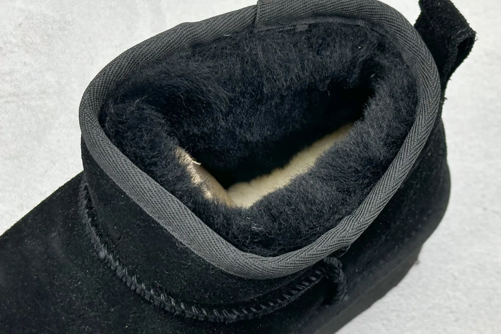 🐲💰 520 supports stores. The top version on the market UGG Mini thick-soled short tube 5cm. Xiaohongshu's hot model. Produced by a major foreign trade factory in Guangzhou. The toe box and the insole are all made of genuine sheep fur. Independent outer box packaging. Chip. With waterproof technology. Different from any version on the market. 5cm thick sole. Independent original development of outsole. Cashmere insole. It is a very suitable choice for going out in winter and at home. In the new year, uug has launched a style series, which is partially biased towards the preferences of young consumers. It has also moved to the forefront of fashion trends. Shoe body material: water-repellent coated suede upper, 17 mm UGGPURE™ implanted wool insole, lightweight non-slip comfortable rubber outsole, brand LOGO trademark, complete package, item number: 1135092, size: 35 36 37 38 39 40